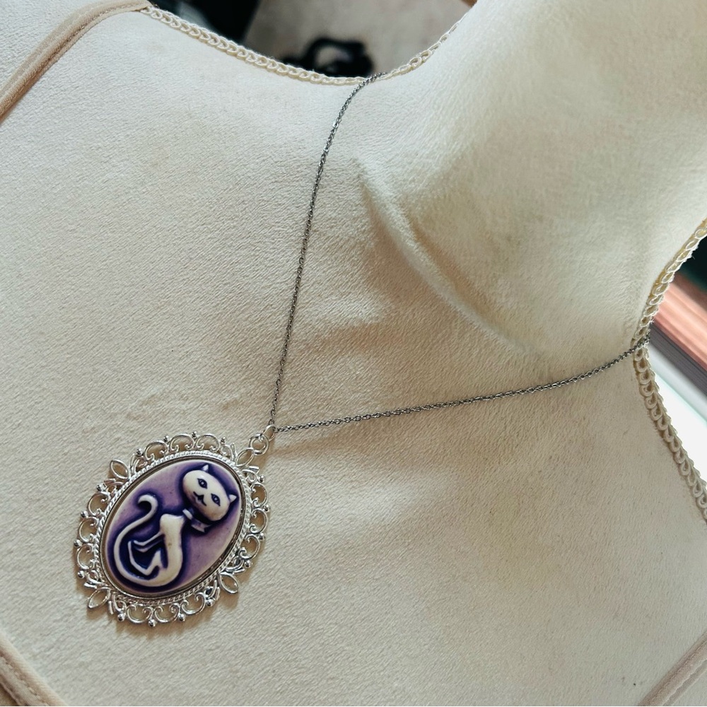 Handcrafted purple sitting pretty kitty cat cameo pendant on chain necklace - Picture 2 of 8
